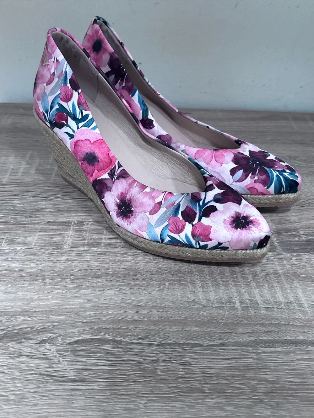 NWOT Viscata Barcelona Red Flowers Wedge Pumps - Pink Multi - size 37